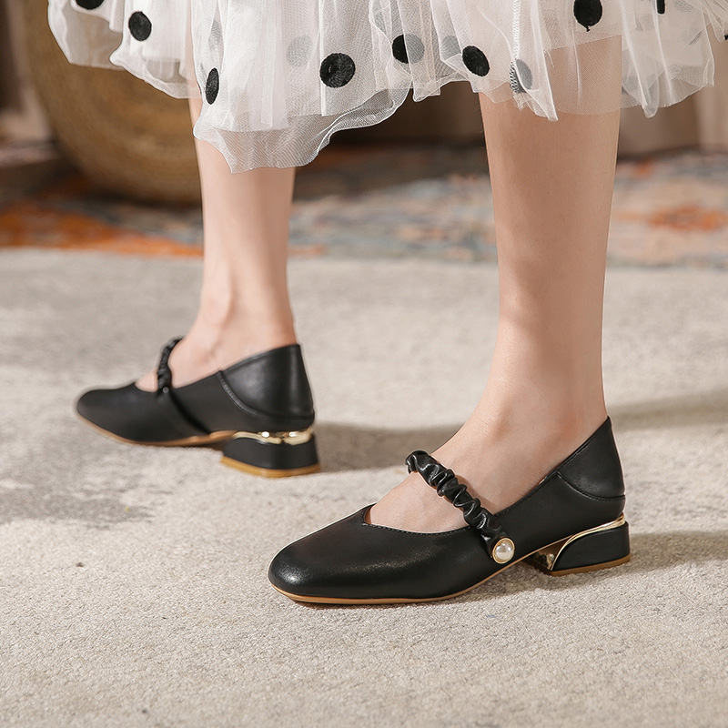 Classic minimalist low heel