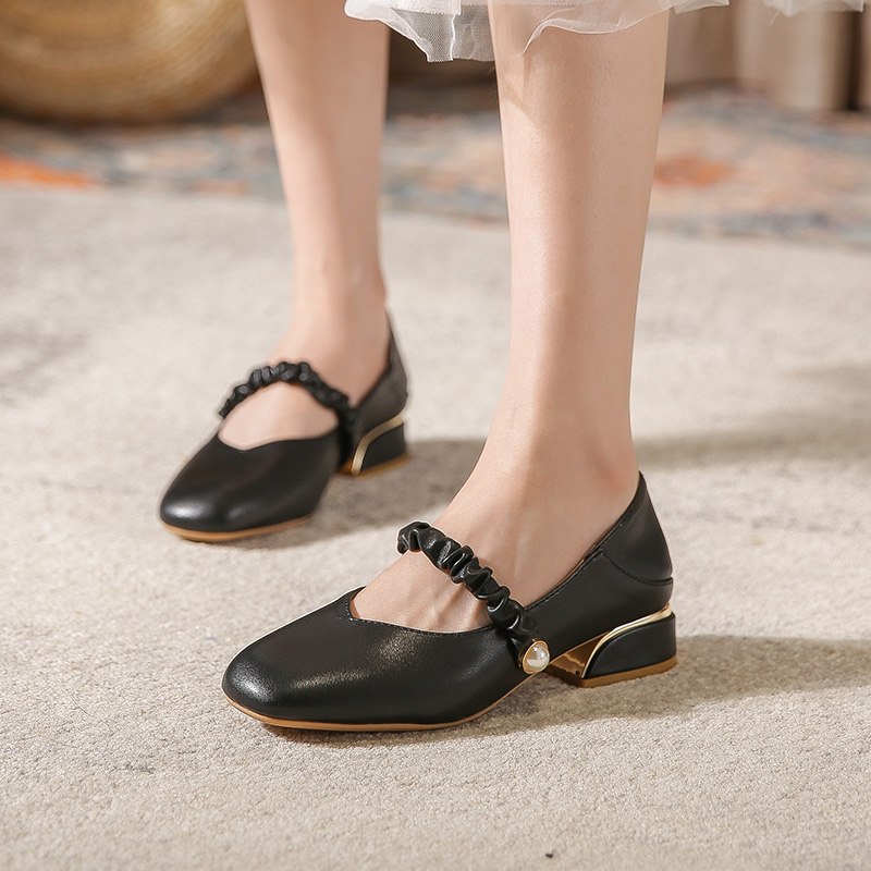 Classic minimalist low heel