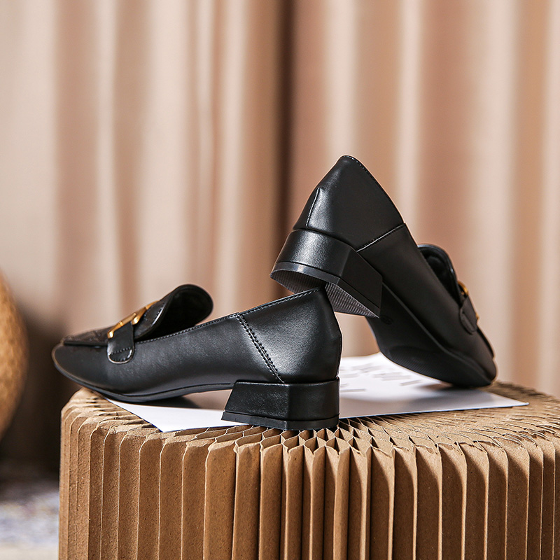 Square-toe leather low heel