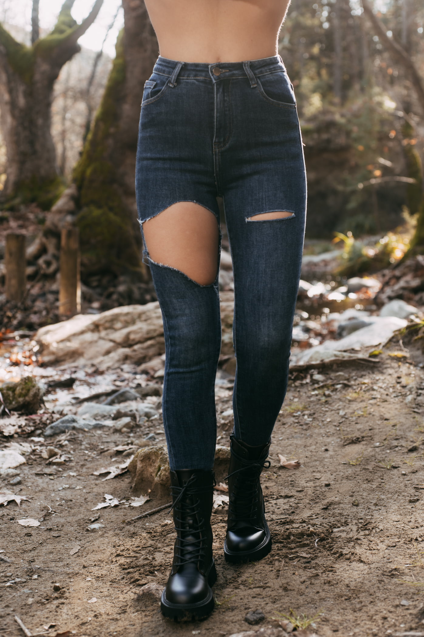 JEAN TROUSERS WITH RIP