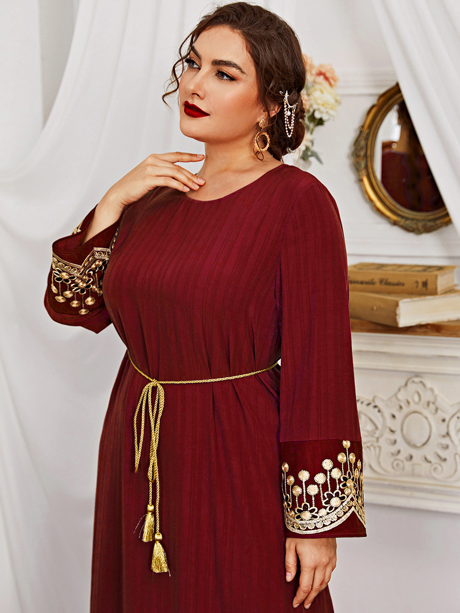 فستان ماكسي أحمر مطرز بالترتر من الدانتيل