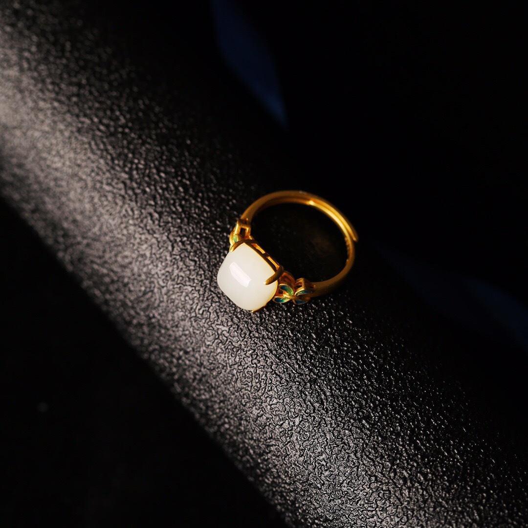 Bílý nefritový prsten s mašličkou