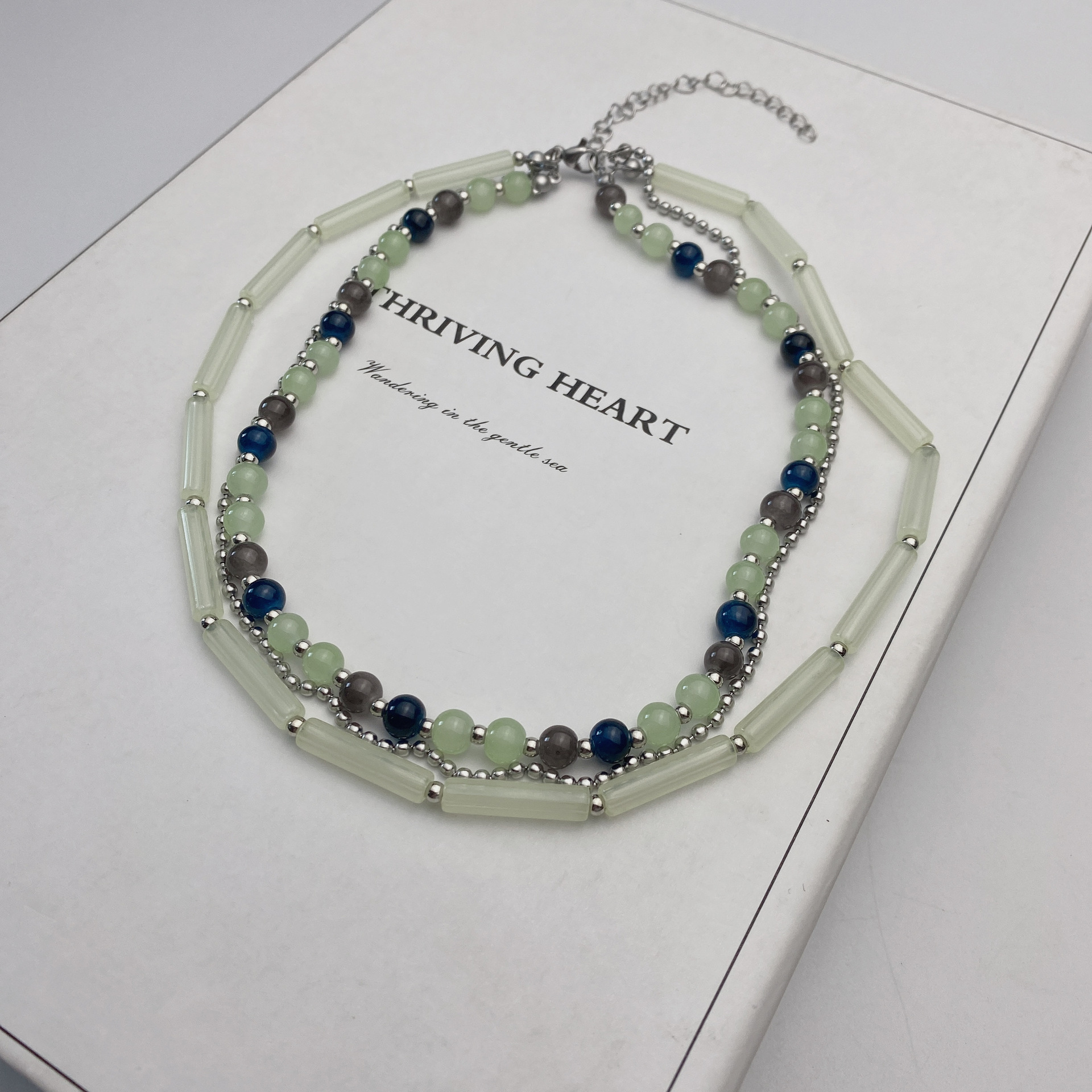 Smaragdově zelený vrstvený náhrdelník