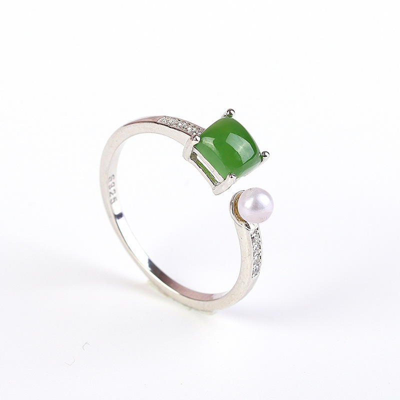 Otwarty pierścionek z jadeitową perłą