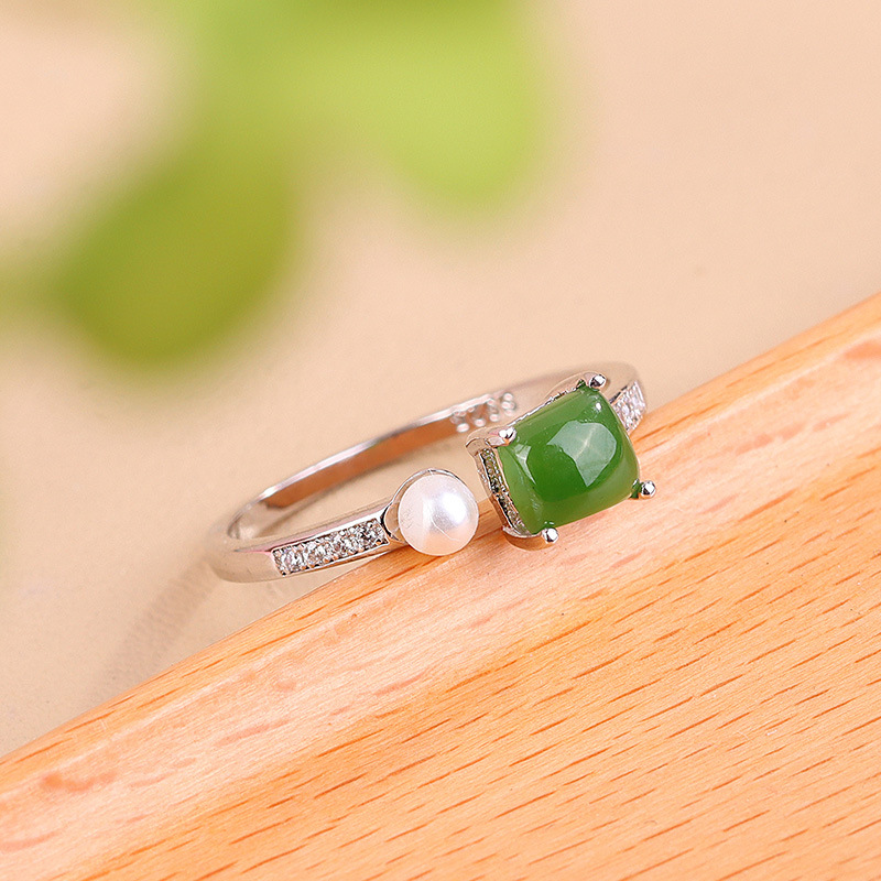 Otwarty pierścionek z jadeitową perłą