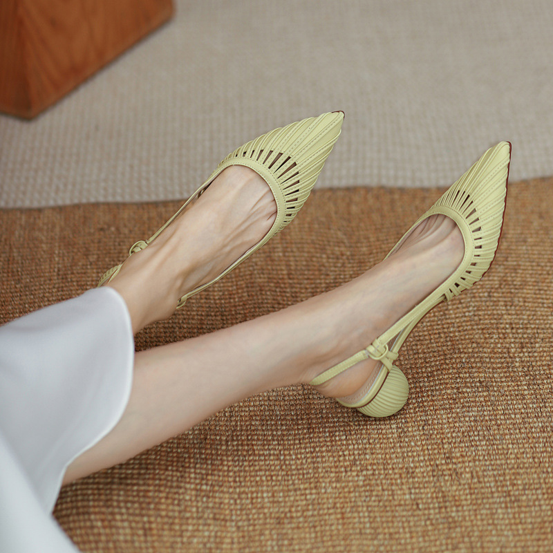 الصنادل الصيفية النسائية جوفاء