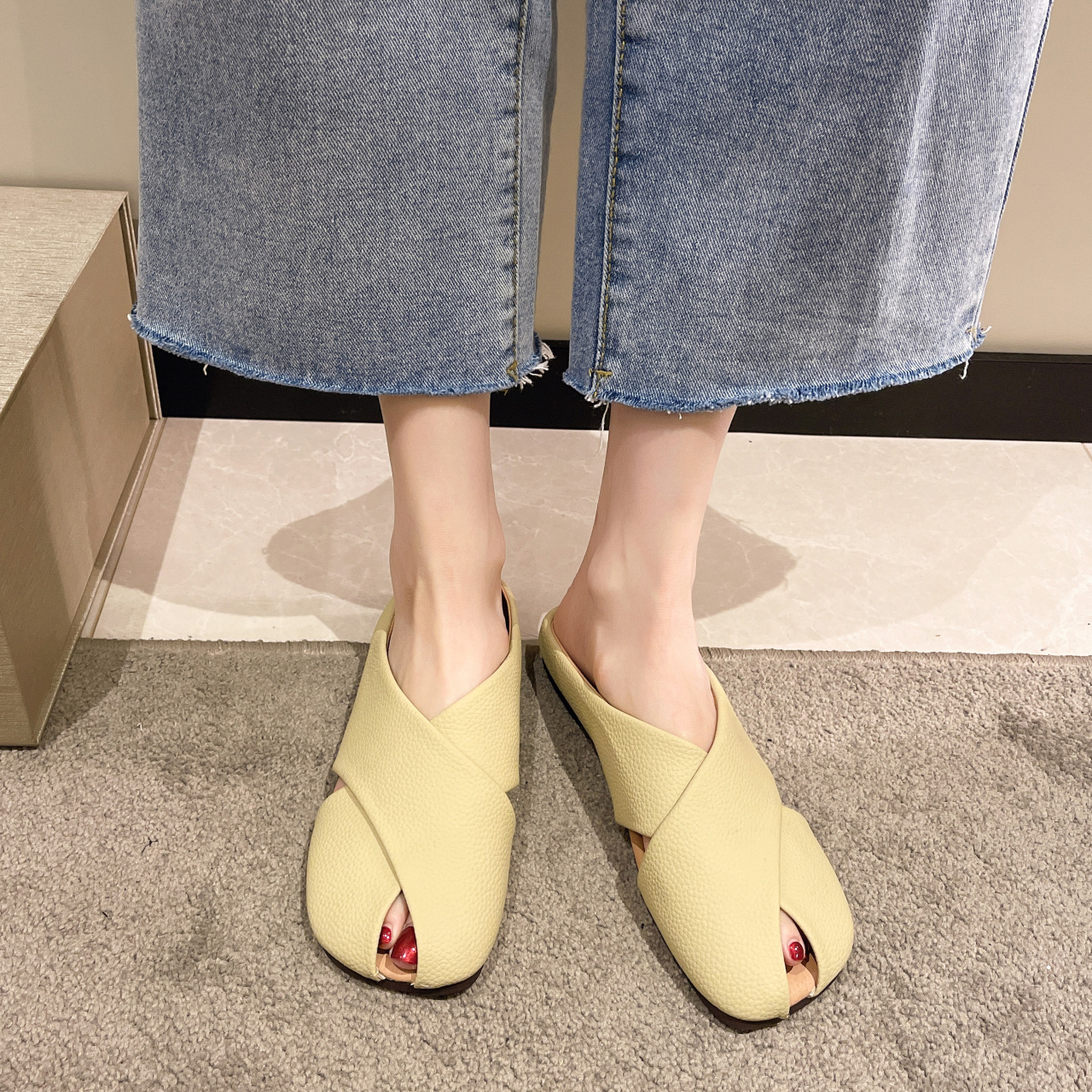 Women's toe slippers