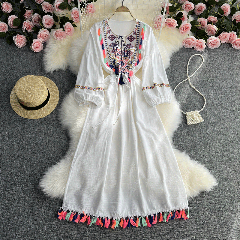 فستان من القطن والكتان مطرز بخصر مرتفع مطرز