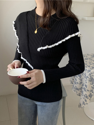 Jednoduchý sveter s okrúhlym výstrihom a asymetrickým volánom s kontrastným lemom z rebrovaného úpletu