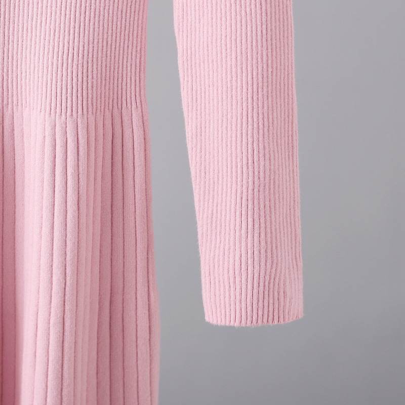 فستان محبوك بياقة مدورة