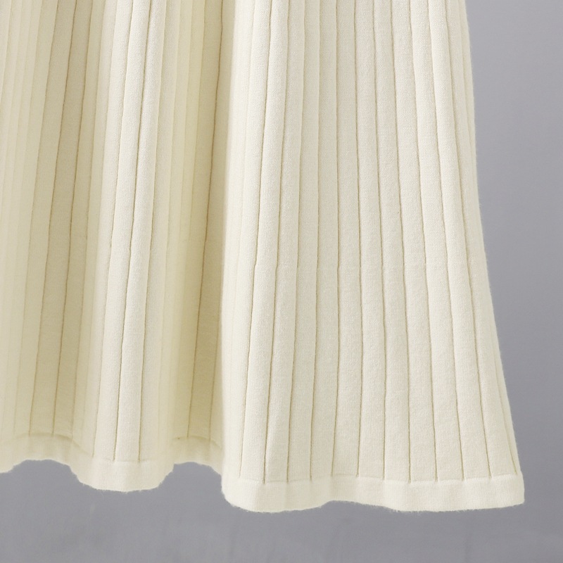 فستان محبوك بياقة مدورة