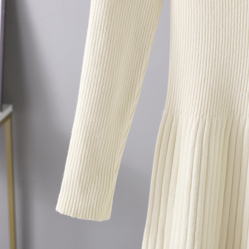 فستان محبوك بياقة مدورة