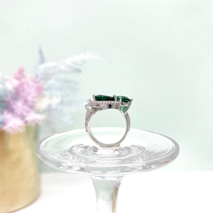 Smaragdový otevřený prsten ve tvaru hrušky