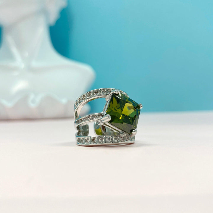 حلقة مفتوحة من ثلاث طبقات من الزمرد الزيتون