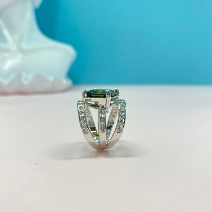 حلقة مفتوحة من ثلاث طبقات من الزمرد الزيتون