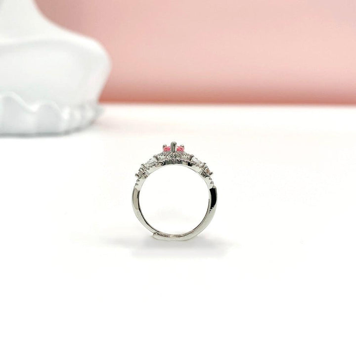 Искрящ пръстен с крушовидна форма на короната
