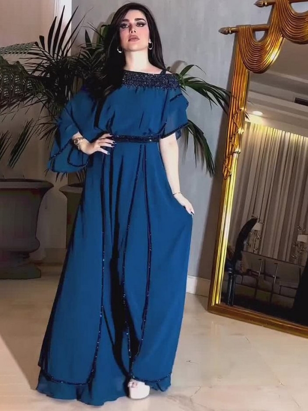 Robe longue en dentelle bleu marine avec strass