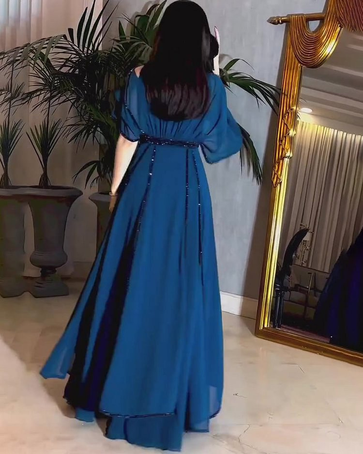 Robe longue en dentelle bleu marine avec strass