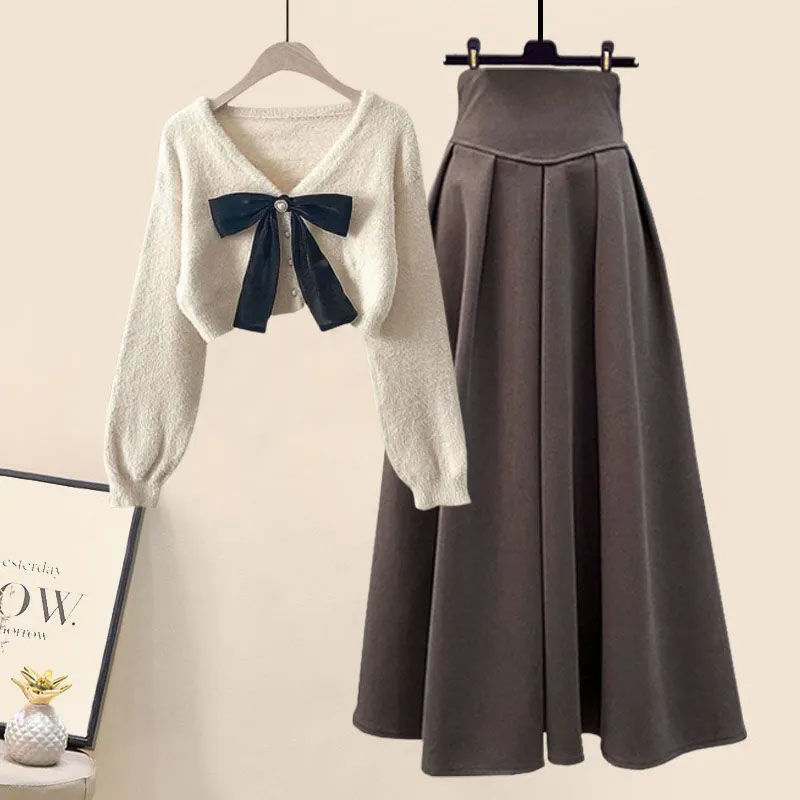 Large size slimming sweater + high waist skirt
