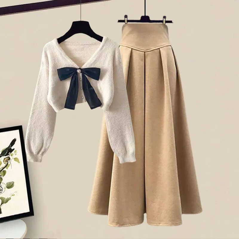 Large size slimming sweater + high waist skirt