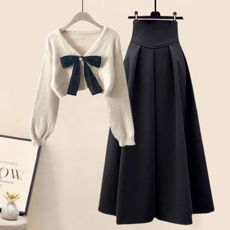 Large size slimming sweater + high waist skirt