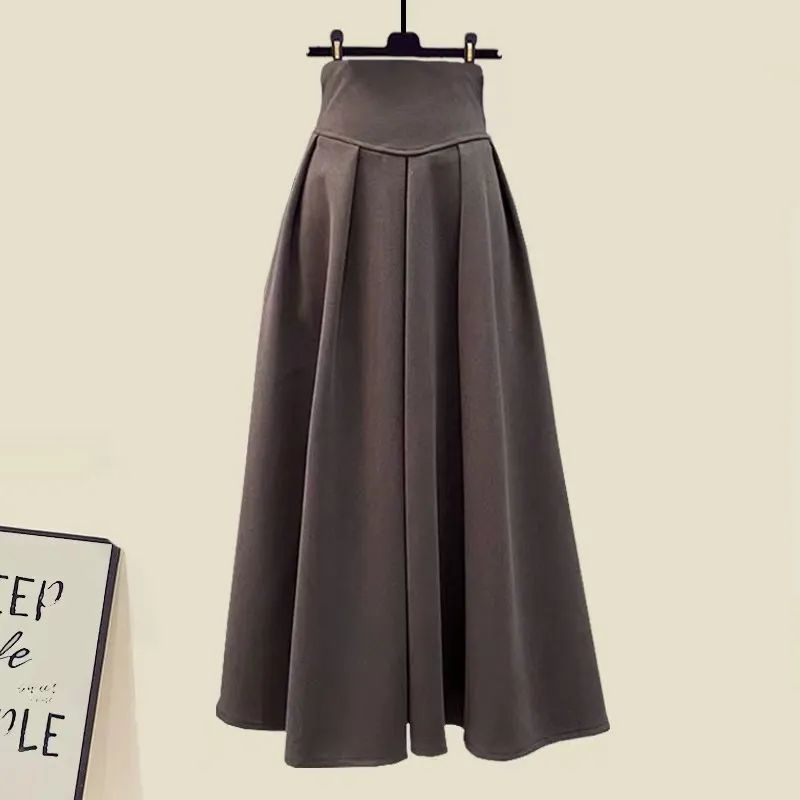 Large size slimming sweater + high waist skirt