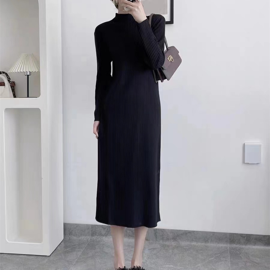 Solid color long-sleeved dress