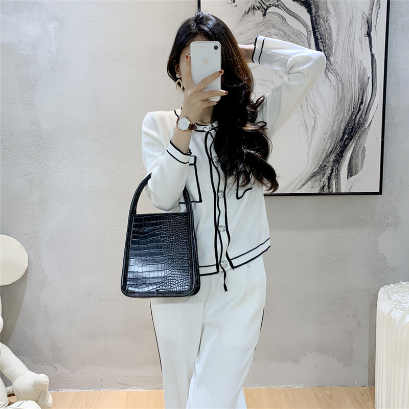 طقم مكون من قطعتين من كارديجان محبوك وبنطلون واسع الساق يتحدى تقدم السن