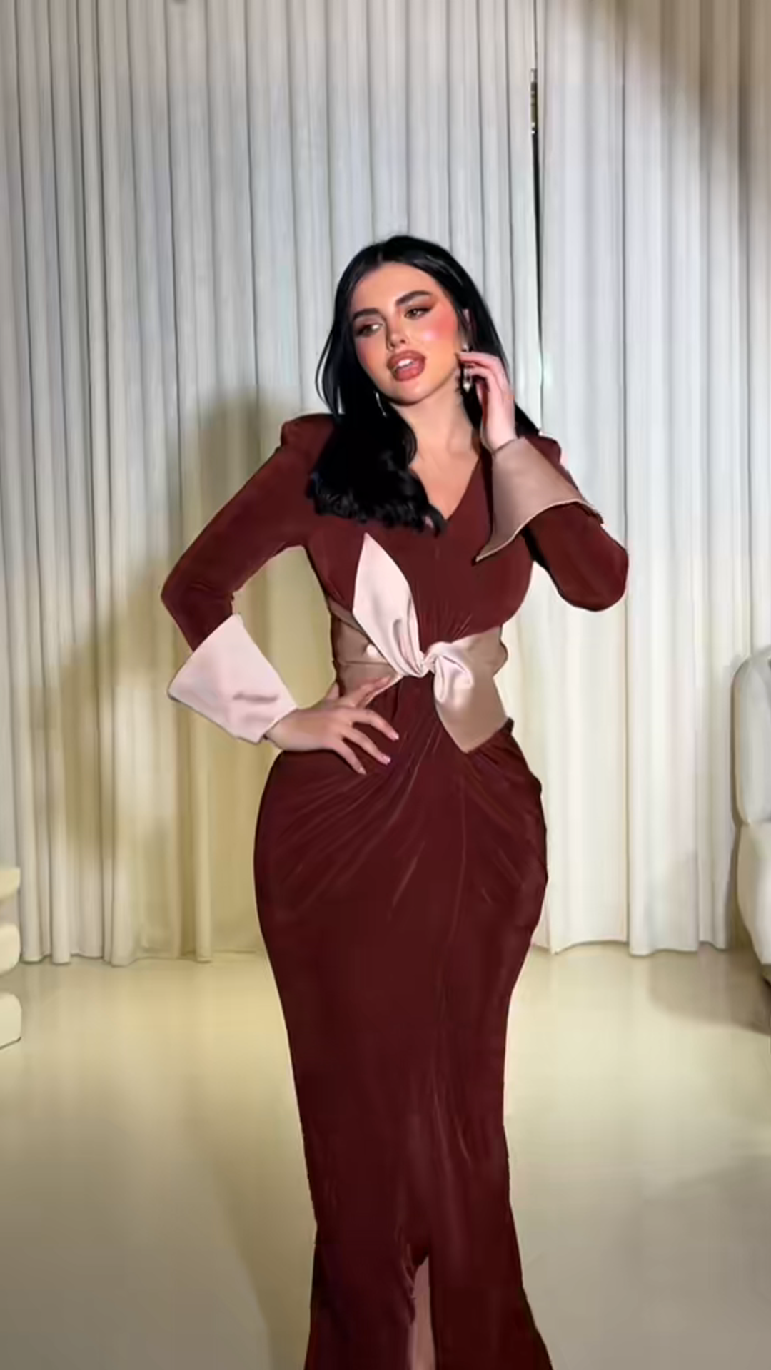 Elegant Contrast-Color Dress - High-End Color Blocking