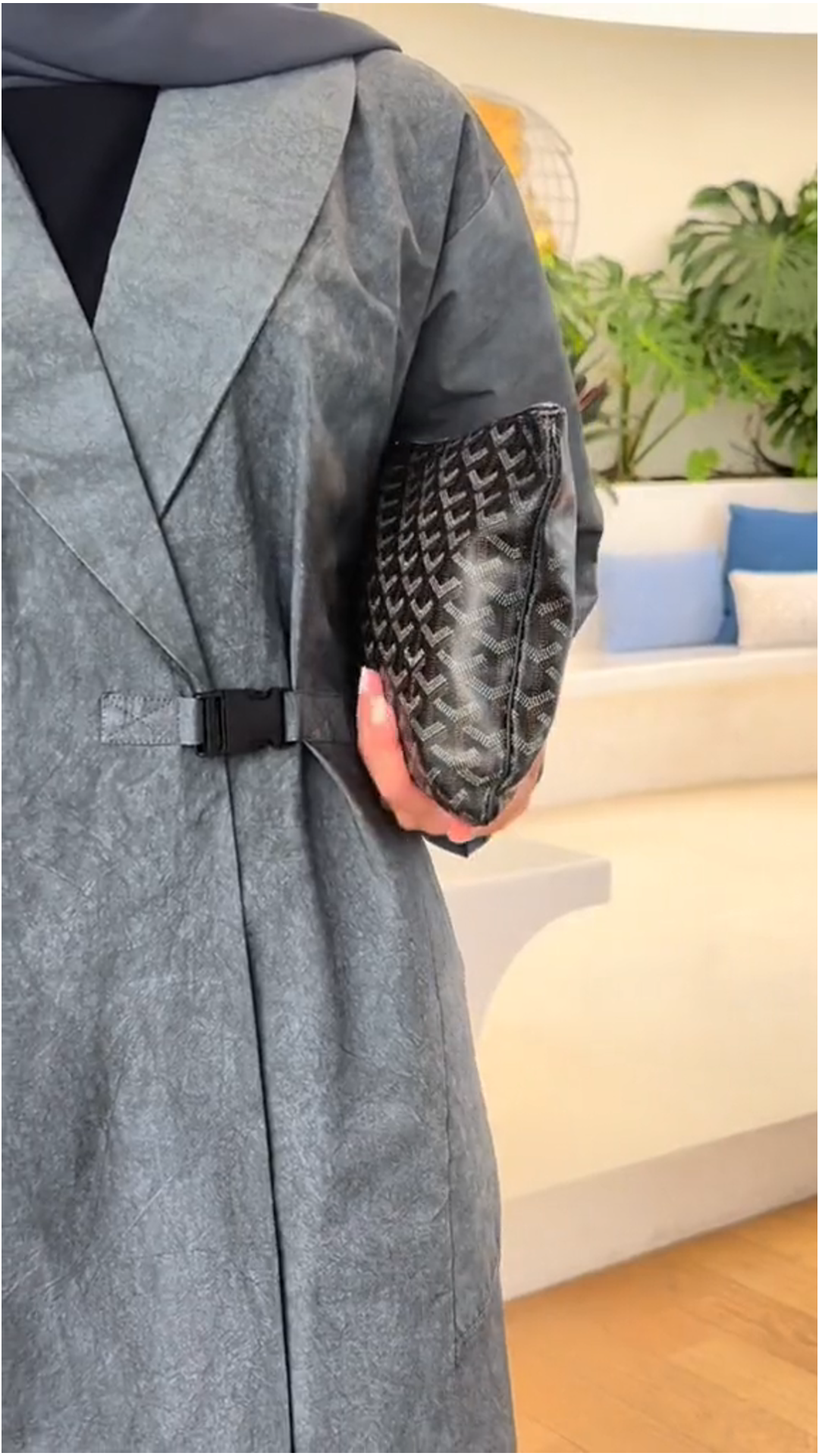 تصميم زر فخم رمادي أنيق للروب